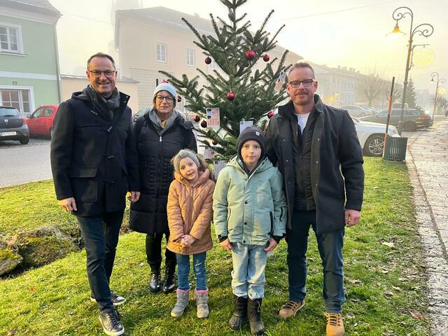 Auch in der Gemeinde von Bundesrat Dominik Reisinger (l.) wird jedes Jahr ein SPÖ-Weihnachtsbaum augestellt. | Foto: SPÖ OÖ