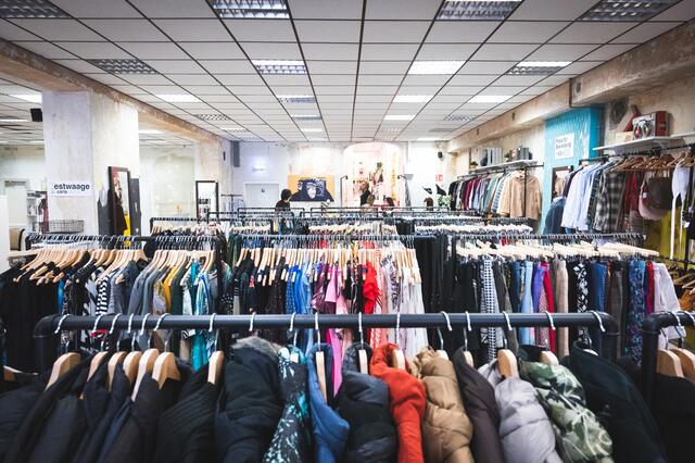 Der Secondhandshop "Uppers and Downers" hat passend zur Jahreszeit sogar eine eigene "Ugly Sweater Collection". (Symbolbild)  | Foto: Stefanie J. Steindl