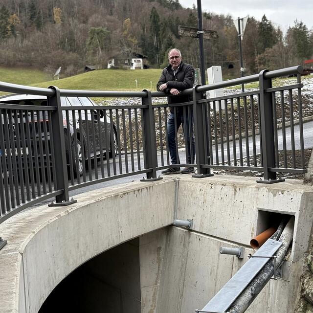 Bürgermeister Stangassinger bei der Zillbrücke.
Foto: Stadtamt