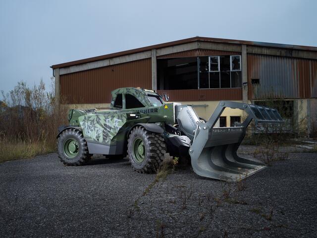 Der Teleskoplader von Liebherr ist sozusagen das Ausgangsmaterial; der Schutzanzug rundherum kommt von der Firma Hintsteiner. | Foto: Hintsteiner/Liebherr