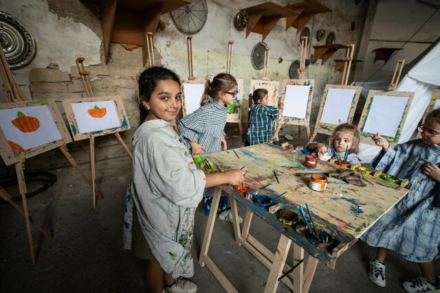 In mobilen Malräumen fanden Kinder Abwechslung vom tristen Lageralltag. | Foto: Pascal Violo