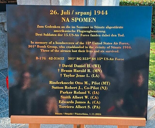 Die Tafel erinnert an die beim Flugzeugabsturz getöteten US-Soldaten Daniel David, Harold Braun und Jesse Taylor sowie an ihre sechs überlebenden Kameraden. | Foto: Schwarzes Kreuz
