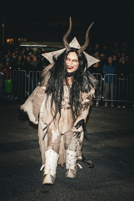 Die Krampusse stürmen durch Mils – eine uralte Tradition mit modernem Flair! | Foto: Walter Morri