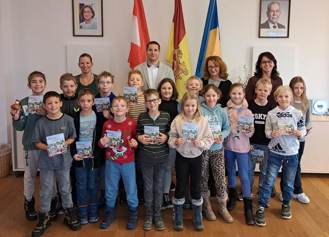 Zsuzsanna Jarosch, Vbgm. Christian Kletzl, Amtsleiterin Maria Kletzl und Klassenlehrerin Martina Smejkal mit den Kindern der 3. Klasse Volksschule | Foto: Gemeinde