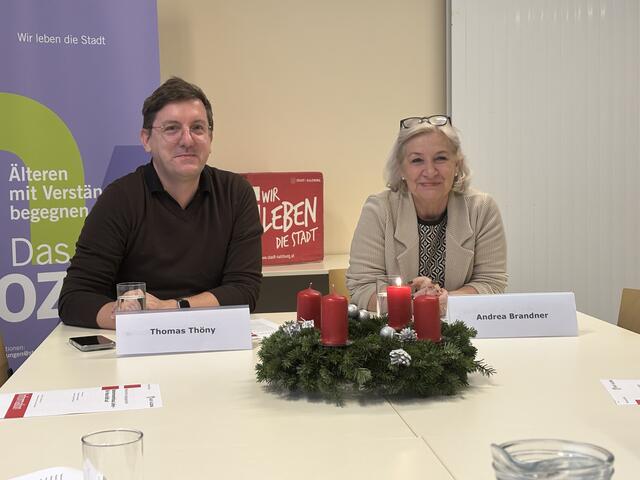 Thomas Thöny, Hausleiter des Seniorenwohnhauses Lehen und Sozialstadträtin Andrea Brandner beim Lokalaugenschein. Für Brandner ist es ein "Haus der Möglichkeiten" und "offen für alle". | Foto: Schrofner