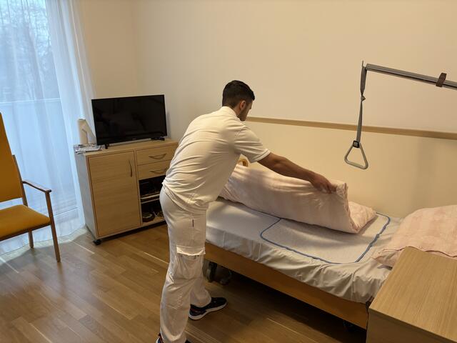 Pfleger Armin Halilovic bei der Arbeit. Das Personal konnte auf insgesamt 68 Personen aufgestockt werden. | Foto: Schrofner