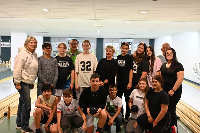 Sportlehrerin Tanja Grochar, Rudolf Ecker, Direktorin Gisela Steinwendtner, Franz Forster und Schüler der IBMS Wels.