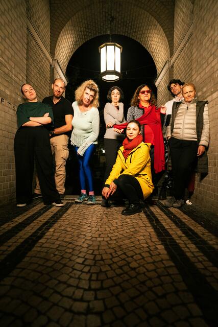 Die Akteure des neuen Gemeindebautheaters in der Bassena. | Foto: Franzi Kreis