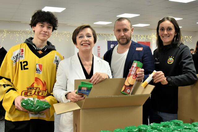 Mit dabei waren "First Lady" Doris Schmidauer (2. v. l.), SK Rapid-Geschäftsführer Steffen Hofmann (2. v. r.), Trainerin des Rapid-Damenteams Katja Gürtler (r.) und einige U18-Spieler der Spusu Vienna Capitals. | Foto: Johanniter