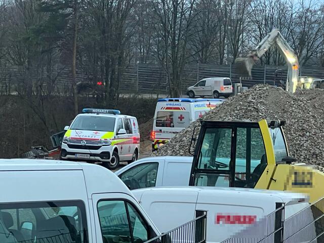 Der Rettungsdienst transportiert den verletzten Baggerführer nach dem Unfall in Kemmelbach ins Klinikum. | Foto: Doku NÖ