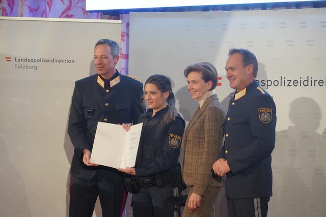 Bei der Angelobung auf Gut Aiderbichl Henndorf mit General Reinhard Schnakl (links), Aspirantin Nadja Promegger, Landtagspräsidentin Brigitta Pallauf und Landespolizeidirektor Bernhard Rausch (rechts). | Foto: Emanuel Hasenauer
