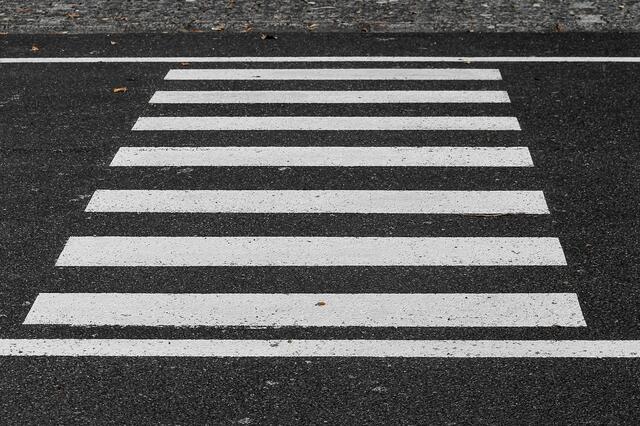 Eine 64-jährige Frau wurde am Montagnachmittag in Innsbruck beim Überqueren eines Schutzwegs von einem Auto angefahren und am Kopf verletzt. | Foto: Manfred Richter/pixabay / Symbolbild