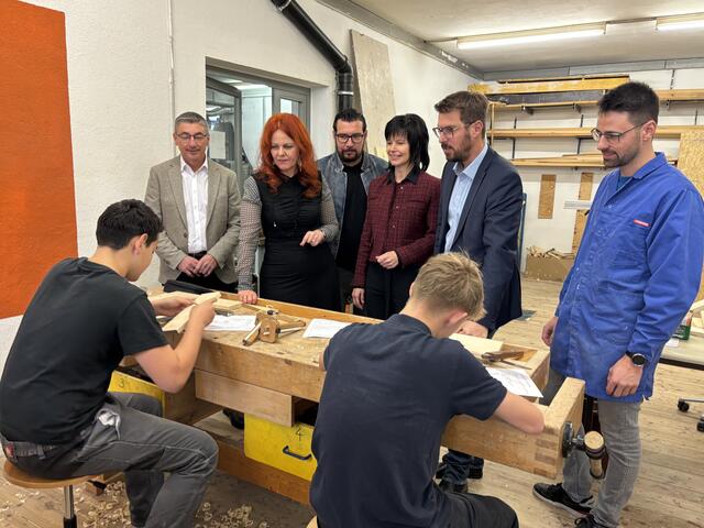 Visite in der Werkstätte der PTS Telfs (v.l.): Dipl.-Päd. Dietmar Meinschad (Bildungsdirektion), Landesrätin Cornelia Hagele, Stefan Wirtenberger, Dir. Annemarie Reich und Bgm. Christian Härting.