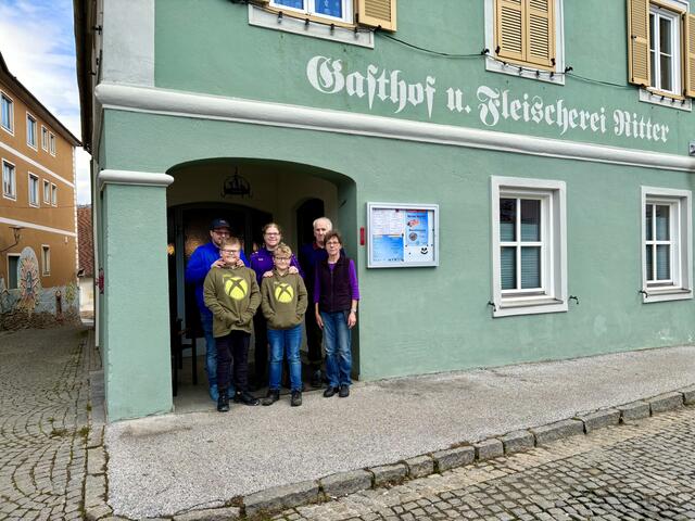 Direkt am Hauptplatz gelegen ist der Gasthof und die Fleischerei Ritter, deren Geschichte bis zu einer Fleischbank aus dem Jahr 1419 zurückgeht. | Foto: Jeitler