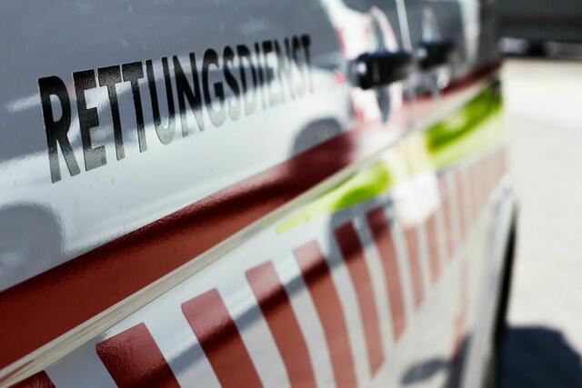 Seit 45 Jahren im Einsatz: Gerhard Reithofer und Anton Pilich wurden mit dem Verdienstabzeichen in Gold für 45 Dienstjahre ausgezeichnet. | Foto: Rotes Kreuz/Hausegger
