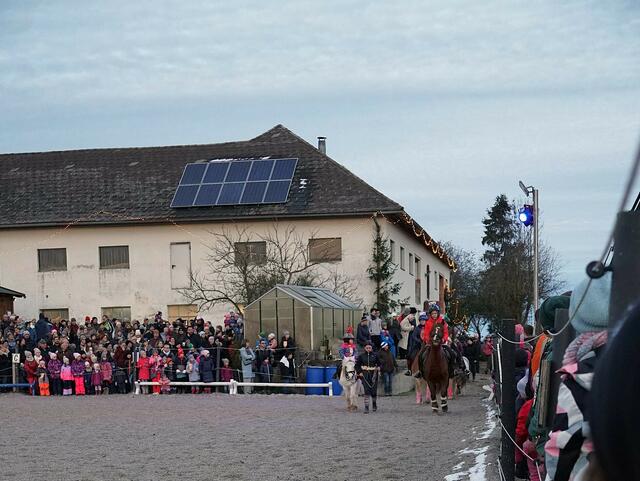 Am 23. November 2024 verwandelte sich der Reiterhof und Einstellbetrieb Pierhubergut in Pettenbach in eine stimmungsvolle Weihnachtswelt, welche rund 500 Besucher in ihren Bann zog. | Foto: Dominik Rittmannsperger