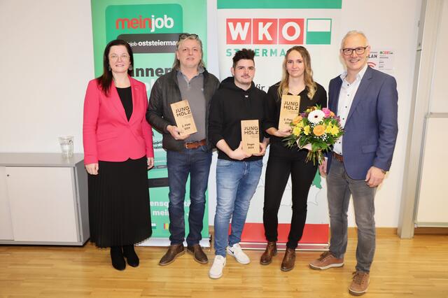 Simone Pfeiffer (l.) und Rupert Christian Zach (r.) gratulierten Clemens Pink, Siegmund Spandl und Julia Stangl. | Foto: Alfred Mayer