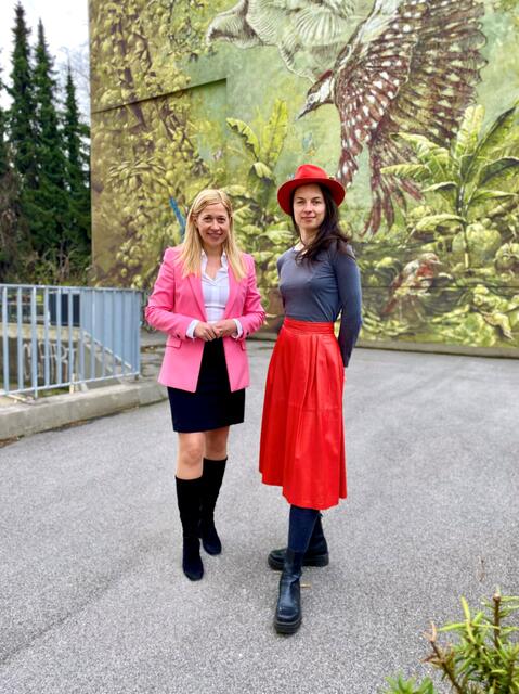 Eine der drei Preisträgerinnen: Julia Hainisch (re.) vom "Farout Kunst Kollektiv" erhielt für ihre Mural-Projekte im öffentlichen Raum den LinzKultur/4-Preis von Stadträtin Doris Lang-Mayerhofer. | Foto: Stadt Linz