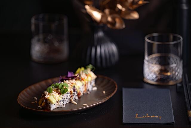 Das Sushi-Gericht: Eine Spicy Tuna Roll mit Thunfisch Tatar und selbstgemachter Teriyaki Sauce, Avocado sowie Wasabi. | Foto: Rene Strasser