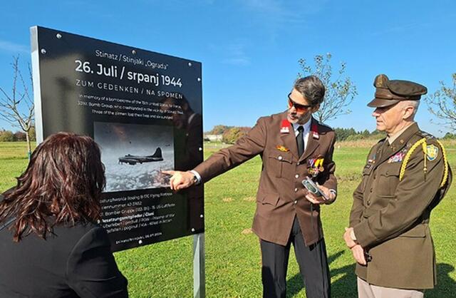 Josef Lang erläutert Verteidigungsattaché Jonathan T. Drake die Hintergründe des Flugzeugabsturzes. | Foto: Schwarzes Kreuz