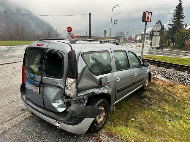 In Zell am Ziller kam es am Dienstag Nachmittag zu einem Zusammenstoß zwischen einem Auto und der Zillertalbahn. Der Fahrer kam ersten Ermittlungen zu Folge mit einem Schock davon. | Foto: ZOOM.TIROL
