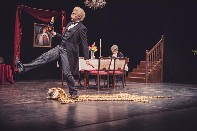 Dinner for One gibt es im Kristallwerk live zu sehen. Aber nicht nur die klassische Version wird gespielt, sondern auch die Steirische.  | Foto:  Edi Haberl