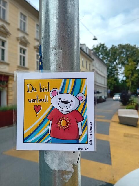 Mitnehmen und weiterschenken erlaubt: Die kleinen Bilder sollen im Alltag für gute Stimmung sorgen. | Foto: Bilder für Graz