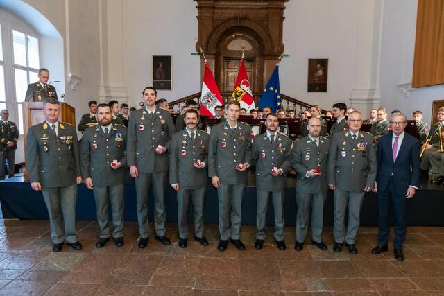 Landeshauptmann Wilfried Haslauer (re.) und Militärkommandant Peter Schinnerl (li.) mit den neu ausgebildeten Offiziere und Unteroffiziere.  | Foto: Land Salzburg/Neumayr/Hofer