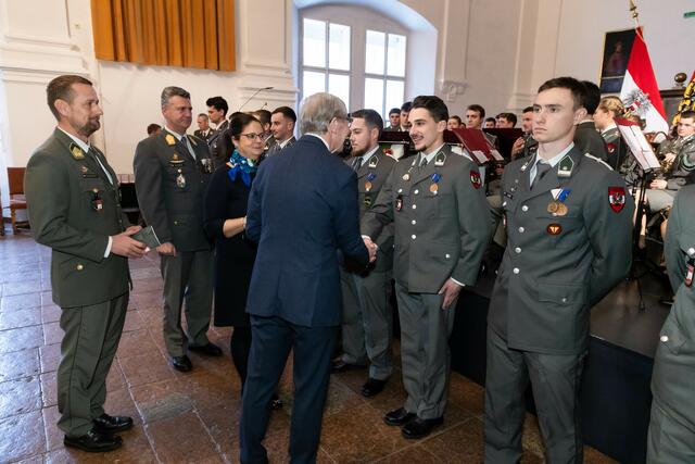 Landeshauptmann Wilfried Haslauer begrüßte die neu ausgebildeten Offiziere und Unteroffiziere im Bundesland. | Foto: Land Salzburg/Neumayr/Hofer