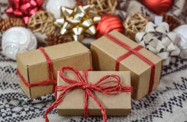 Die Geschenke sollte man mit wiederverwendbaren Papier, Karton etc. einpacken. So lässt sich der Müllberg reduzieren.  | Foto: Pixabay