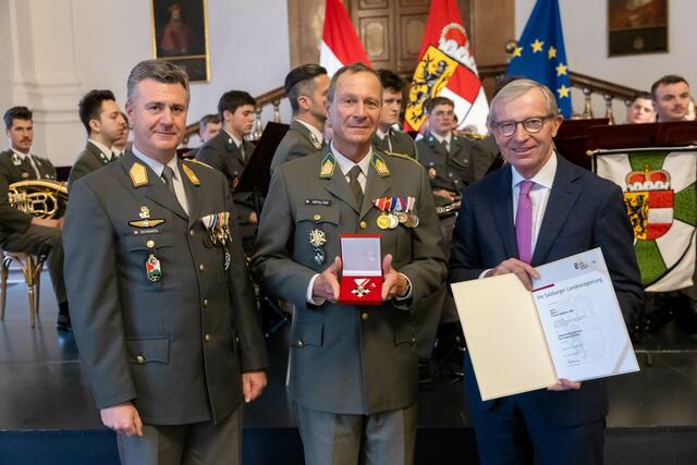 Militärkommandant Peter Schinnerl, Thomas Abfalter erhält das Große Verdienstzeichen des Landes von Landeshauptmann Wilfried Haslauer. | Foto: Land Salzburg/Neumayr/Hofer