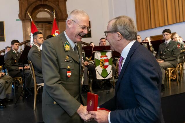 Militärkommandant Peter Schinnerl, Oberst Jörg Rodewald erhält das Große Verdienstzeichen des Landes von Landeshauptmann Wilfried Haslauer | Foto: Land Salzburg/Neumayr/Hofer