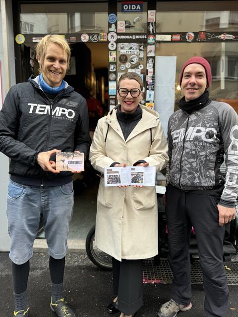 Klimafreundlicher Warentransport: Klimastadträtin Eva Schobesberger mit Luc und Krischan von den Tempo-Radbot*innen.  | Foto: Stadt Linz
