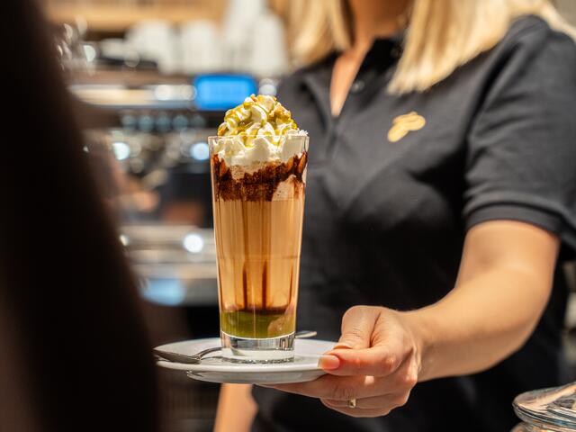 Nun auch aus dem Glas: Dubai-Schokolade bekommt flüssigen Bruder, den "Dubai-Coffee". | Foto: Tchibo
