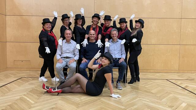 Das Ensemble des Leoganger Dorfkabaretts sorgte für ausverkaufte Veranstaltungen. Im Bild sind die Kabarettisten Josef Grießenauer (links), Jörg Hanusch (Mitte) und Johnny Essl (rechts) von den Chormitgliedern umgeben zu sehen. | Foto: Salzburger Bildungswerk/Leoganger Dorfkabarett