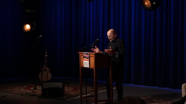 Rudolf Hochwarter wurde für seinen satirischen Text "meine kriege &amp; meine sehnsucht nach frieden" mit dem Preis der Jury ausgezeichnet.  | Foto: ORF Burgenland