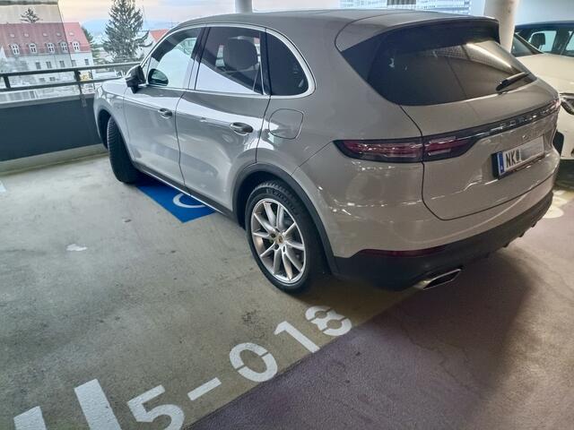 Der Porsche mit Neunkirchner Kennzeichen am Behindertenparkplatz. | Foto: Name d. Fotografen d. Red. bekannt