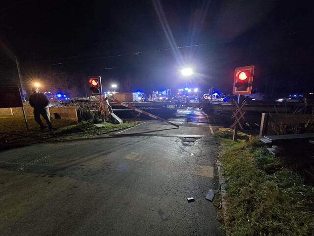 Die Schranken waren gesperrt, trotzdem kam es zum Unfall. | Foto: FF Niklasdorf