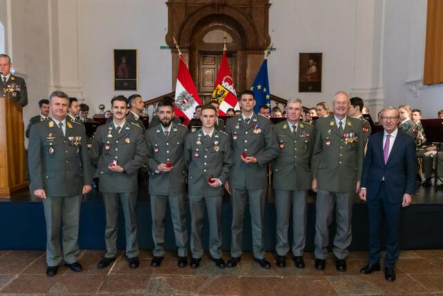 Landeshauptmann Wilfried Haslauer (re.) und Militärkommandant Peter Schinnerl (li.) mit den neu ausgebildeten Offiziere und Unteroffiziere.  | Foto: Land Salzburg/Neumayr/Hofer