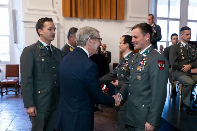 Landeshauptmann Wilfried Haslauer begrüßte die neu ausgebildeten Offiziere und Unteroffiziere im Bundesland. | Foto: Land Salzburg/Neumayr/Hofer