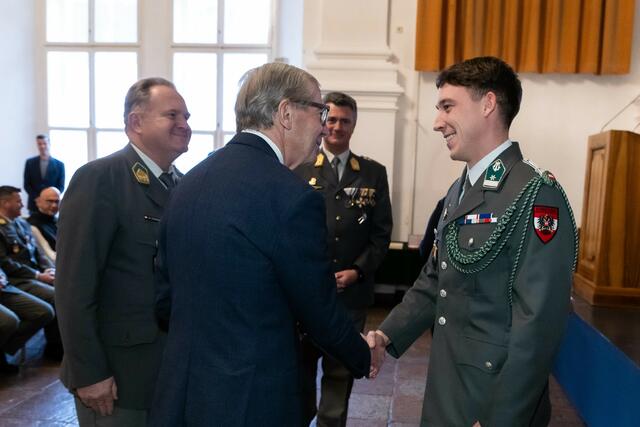 Landeshauptmann Wilfried Haslauer begrüßte die neu ausgebildeten Offiziere und Unteroffiziere im Bundesland. | Foto: Land Salzburg/Neumayr/Hofer