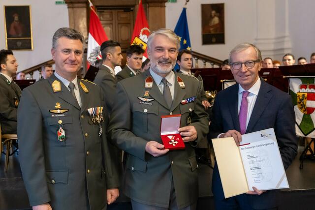 Militärkommandant Peter Schinnerl, Vizeleutnant Reinhard Sulzberger erhält das Verdienstzeichen des Landes von Landeshauptmann Wilfried Haslauer | Foto: Land Salzburg/Neumayr/Hofer