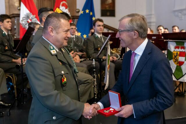 Militärkommandant Peter Schinnerl, Vizeleutnant Gerhard Aigner erhält das Verdienstzeichen des Landes von Landeshauptmann Wilfried Haslauer. | Foto: Land Salzburg/Neumayr/Hofer
