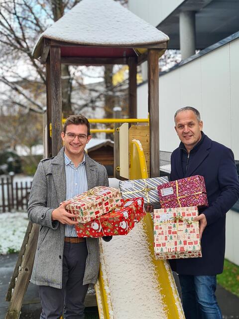 Christian Mader (r.) übergibt Pakete für die Aktion Christkindl im Schuhkarton an JVP-Bezirksobmann Fabian Egger. | Foto: OÖVP