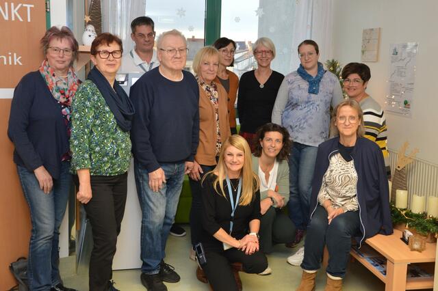 Martina Pauer (SHG Schwerhörige Waldviertel), Franziska Zulus (Frauenselbsthilfe nach
Krebs), Roland Böhm (Psychotherapeut), Johann Bauer (SHG für seelische
Gesundheit), Silvia Weiß (Verein Hospiz Waldviertel), Barbara Lehner (Psychotherapeutin),
Barbara Tobolka-Mares (Selbsthilfe-Partnerin), Ulrike Gaugusch (Frauenselbsthilfe nach
Krebs), Sonja Schindler (kaufm. Standortleiterin), Tanja Polzer (mobiler
Hospizverein WT), Tamara Gillitschka (interdisziplinäre Tagesklinik) und Elfriede Fürnsinn
(Krankenhausseelsorge). | Foto: LK Waidhofen/Thaya