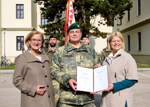 Landeshauptfrau Johanna Mikl-Leitner, NÖs Militärkommandant Georg Härtinger und Verteidigungsministerin Klaudia Tanner  | Foto: NLK Pfeffer