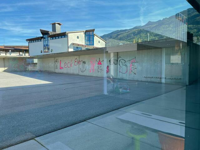 Zwischen Oktober und Dezember 2024 kam es in Sistrans zu mehreren schweren Sachbeschädigungen am Gemeindezentrum.  | Foto: Gemeinde Sistrans