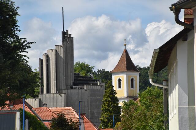 Die moderne Heilig-Geist-Kirche (links) und die Ägidiuskirche. | Foto: Martin Wurglits