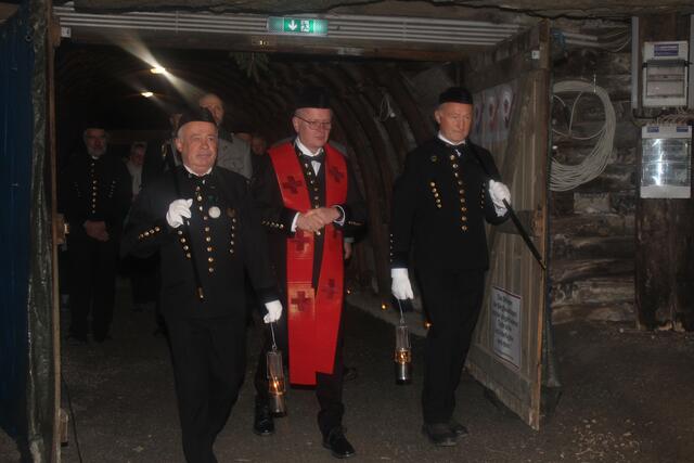 Stadtpfarrer und Ehrenhauer Anton Trummler (m.) hielt die Festmesse in der Sunfixlhöhle. | Foto: Patrick Marcher