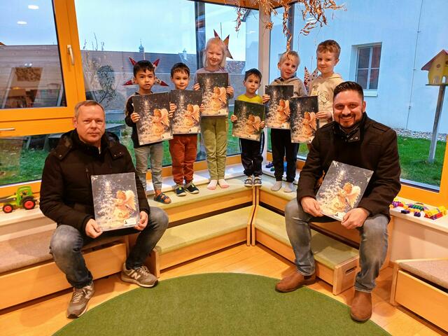 Mit einem Lächeln im Gesicht nahmen die Kinder - darunter Marcel, Niklas, Yvonne, Michael, Matteo und Anton- ihre Kalender entgegen.
| Foto: Thomas Niklos